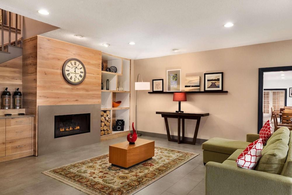 كانتري إن آند سويتس باي راديسون روميوفيل آي-55 الردهة