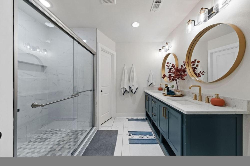 سبيشوس 6 بد هاوس إيربورت بيت فريند اي يف بي غرفة