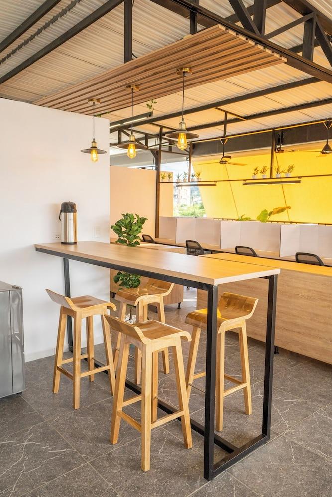 كاوبوس سنتر كوليفينج آند كووركينج داخلي