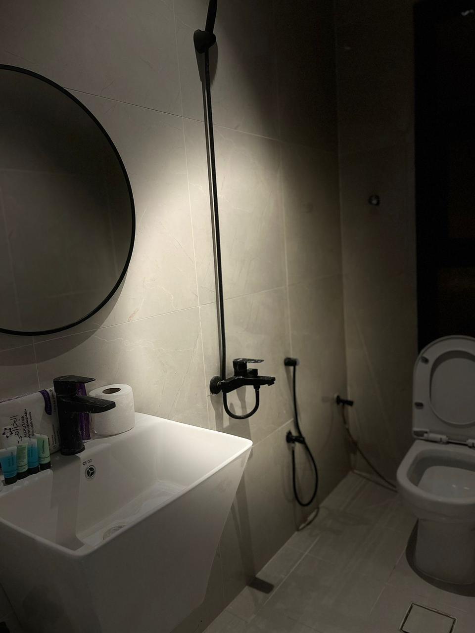 Elegant Apartment with Self Check-in | 5769 Bathroom