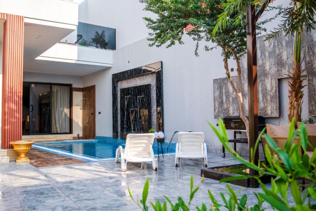 ذا لاند فيلا ويذ برايفت بول - 2 أخرى