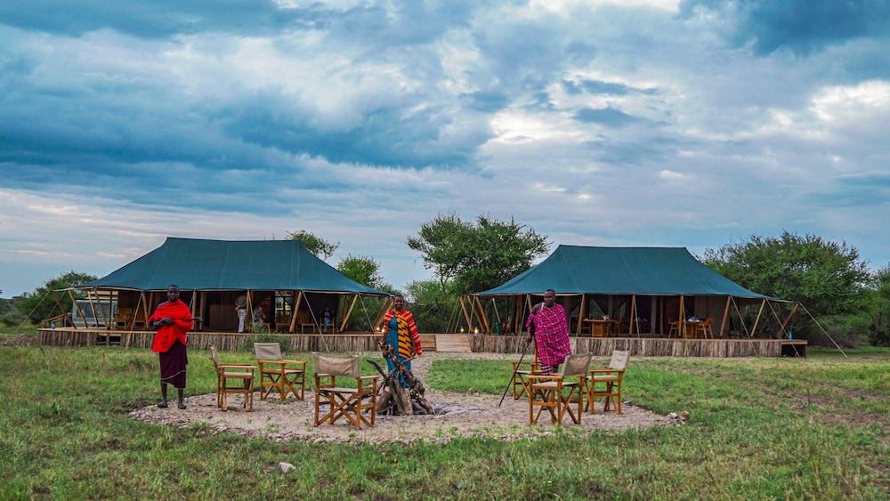 إم ونجا سيرينجيتي لاكشري كامب الصورة الأساسية