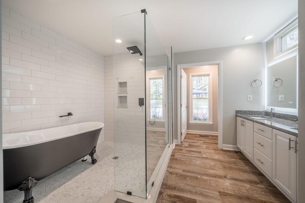 Best Location Luxury 3 BD Escape Near Airport Room