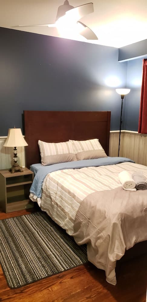 Bungalow With Cozy 4 Bedrooms on a Large Property Lot ! Late Check-out Room