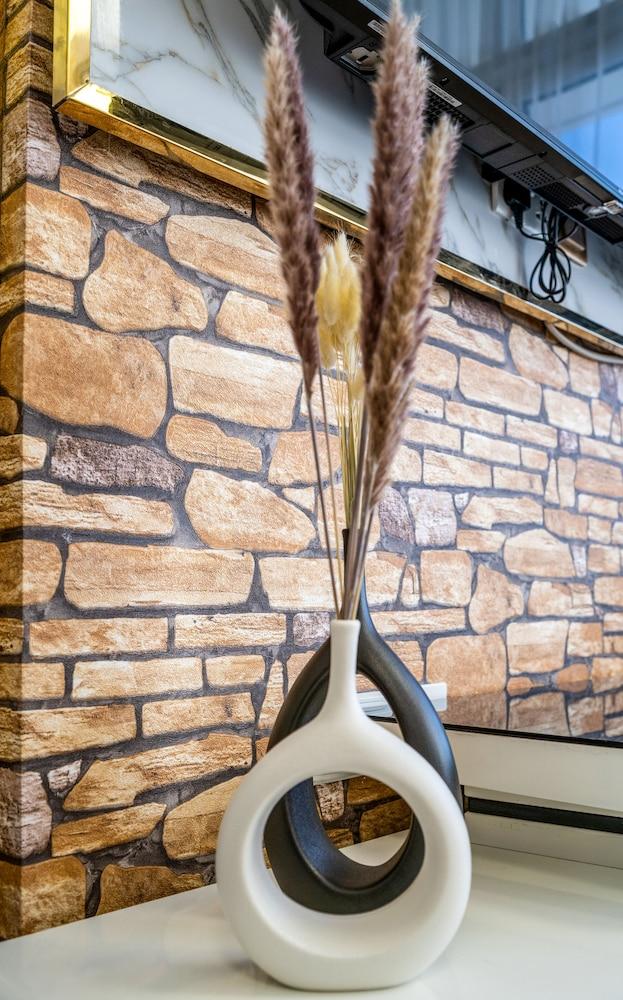 Tanin - Wake Up To Dubai Skyline From This Stylish Studio Interior