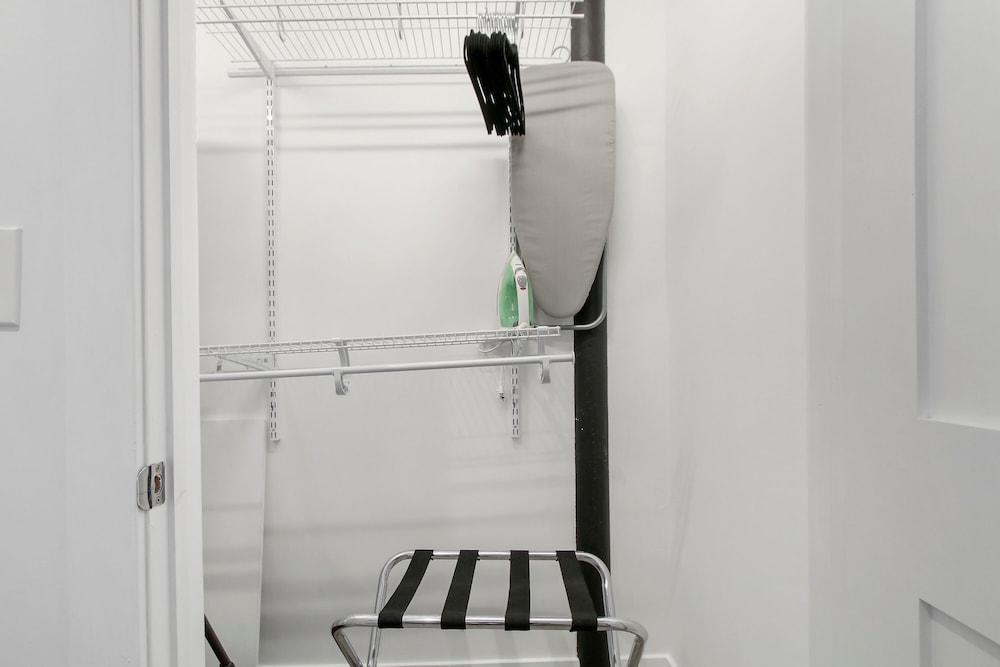 Minimalist Design Studio Apt in Uptown Room