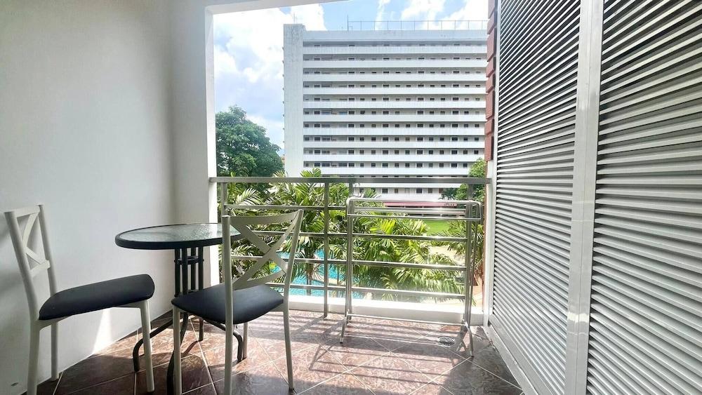 6-26 - 1 Bdr Condo With Balcony and Shared Pool Property Grounds