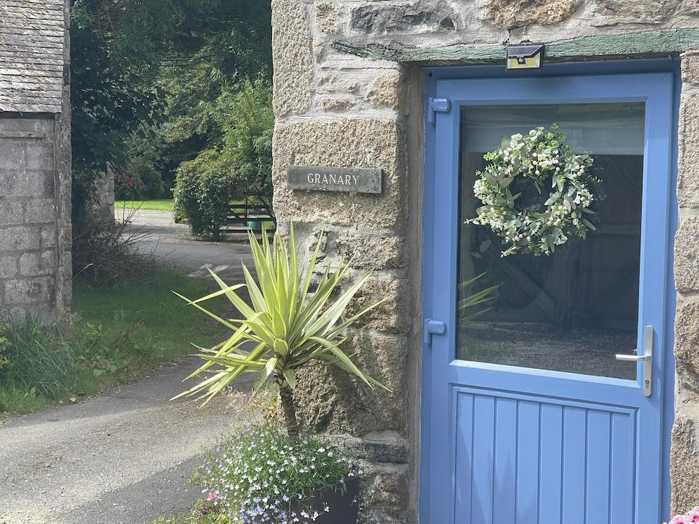 كوزي كوتيدج ويذ هوت توب-وتزينج تشاراكتر! تفاصيل الفندق من الخارج