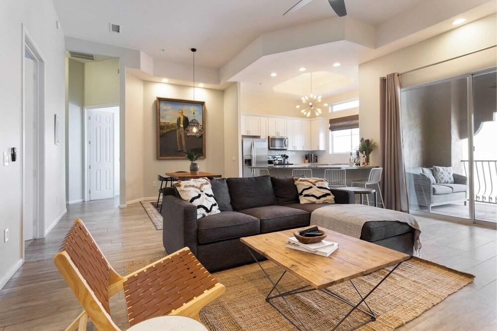 يوكاليبتس باي أفانتستاي ستونينج سكوتسديل هوم بو/ كوممونال بول آند هوت توب داخلي