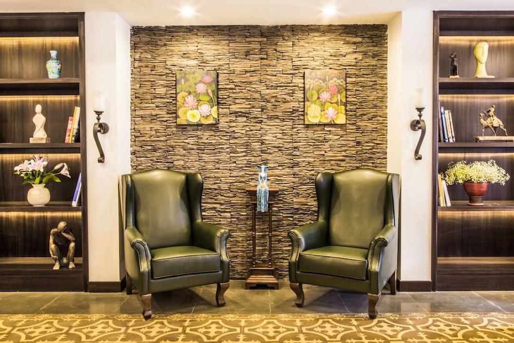 ريذم لونافالا آن ٔول سويت ريزورت منطقة الانتظار في الردهة