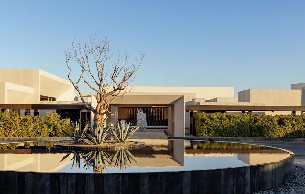 نوبو هوتل لوس كابوس الردهة