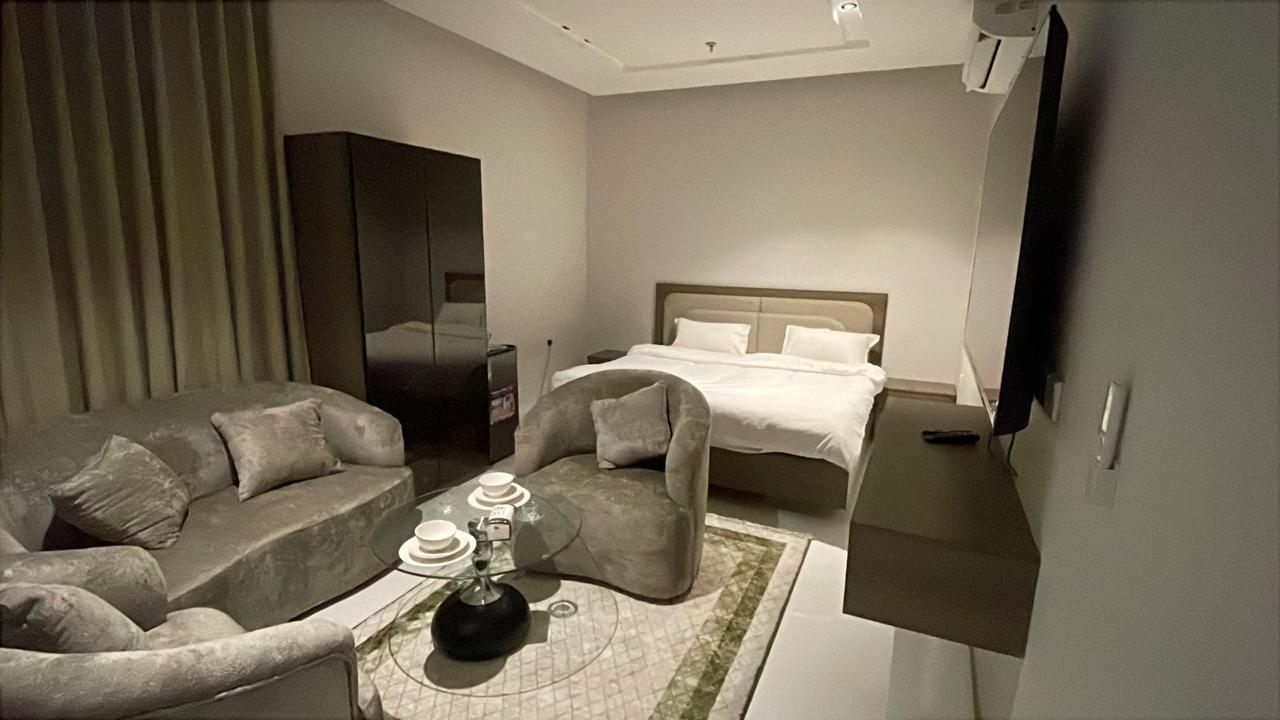  Elegant Studio with Comfortable and Simple Furniture | 5662 Bedroom