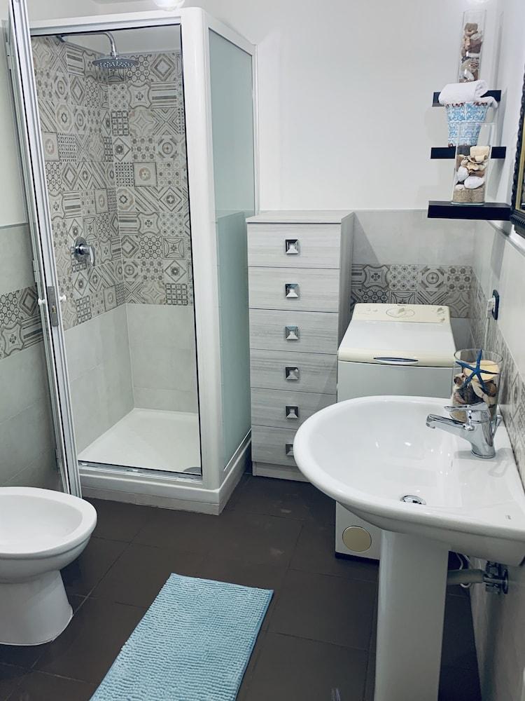 أول ذا كومفرتس أوف إه هوتل ويذ ذا سبيسيز أوف إه هوم حمام