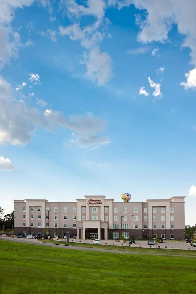 Hampton Inn & Suites Denison Exterior
