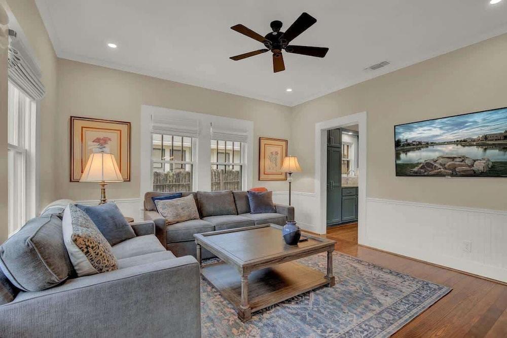 تشارمينج كرافتسمان هوم!-2  ل كيس فروم ماين سانتس الصورة الأساسية