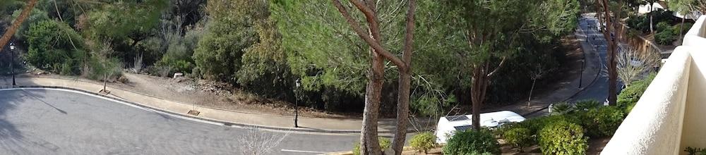 Elviria 2-bed Apt, Sleeps 4, Pool, 20m to Beach Property Grounds