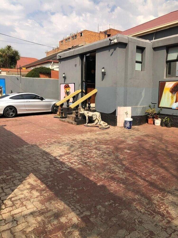 ديفاين لودج ييوفيل المنطقة الخارجية