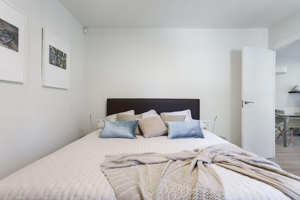 BCN Design Apartment with Portable Wifi Room