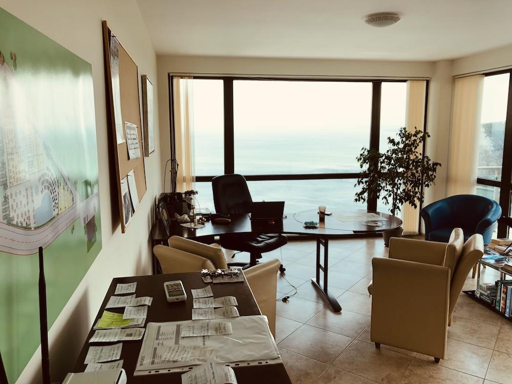 Calithea Complex Reception