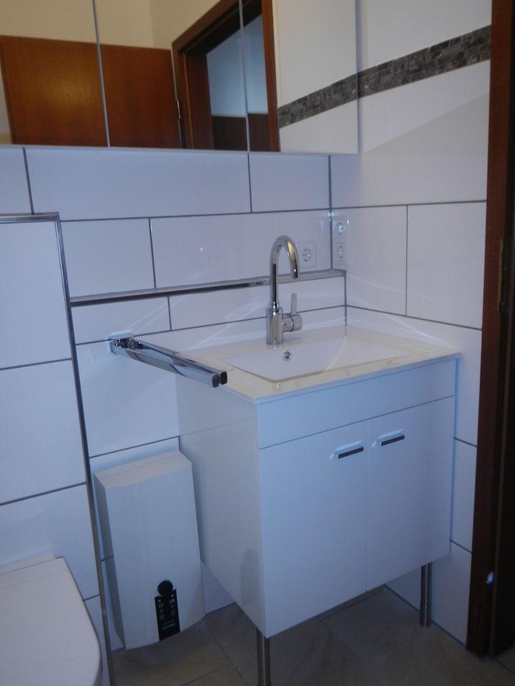 جرو جروس زوجيجيس تسفايراوم أبارتمنت تروزدورف حمام