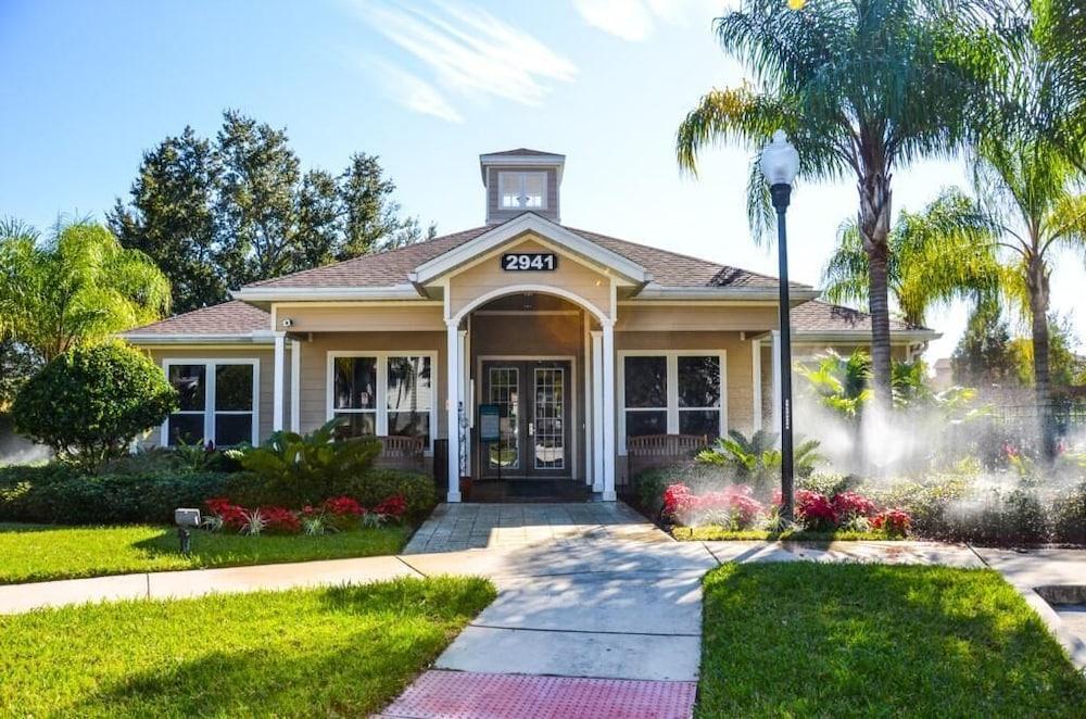 لوكايا 4 بد رومز 3 باث رومز تاون هوم ويذ ستاروارس بد روم! المنطقة الخارجية