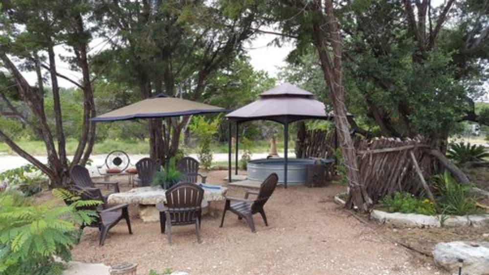 Lazy H Lodge Exterior