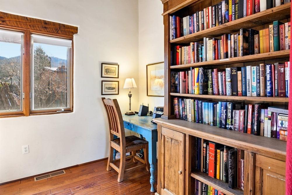 همينجبيرد سبيكتاكيولار فيوز، ستانينج إيست سايد هوم، ووك تو كانيون رود داخلي