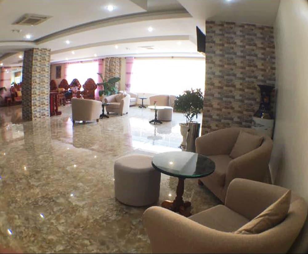 سامنانج لاور فنوم بينه هوتل منطقة الاستقبال