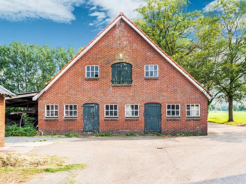 كوزي فارم هاوس إن ماركيلو ويذ ميدو فيو