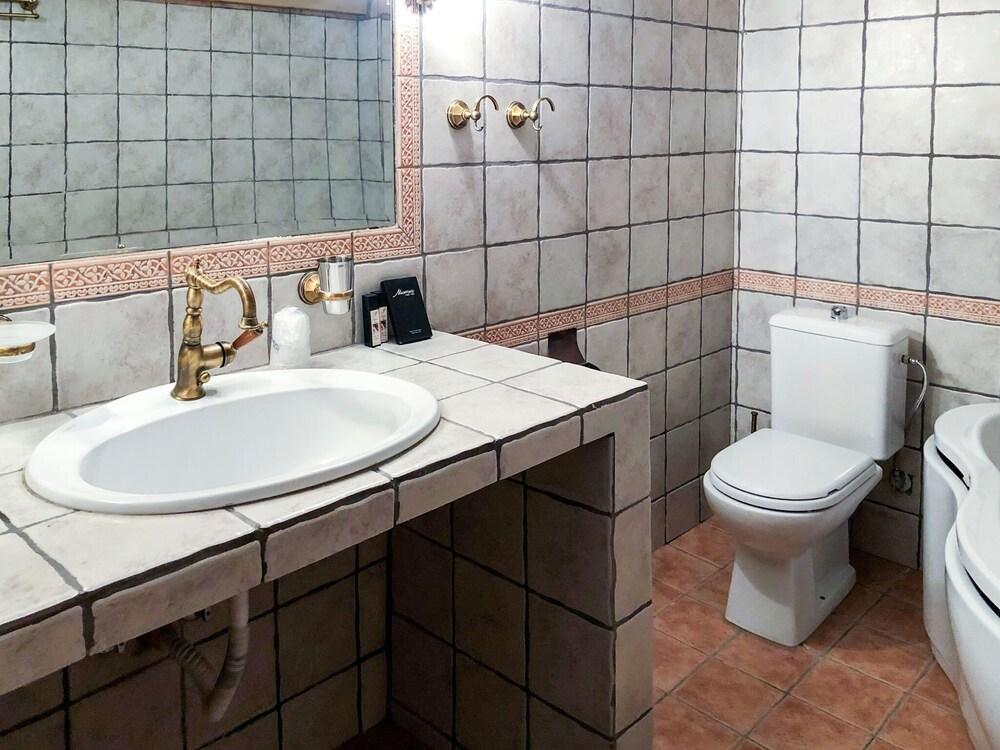 إنتيسينج هوليداي هوم إن بيلا ويذ جاردن حمام