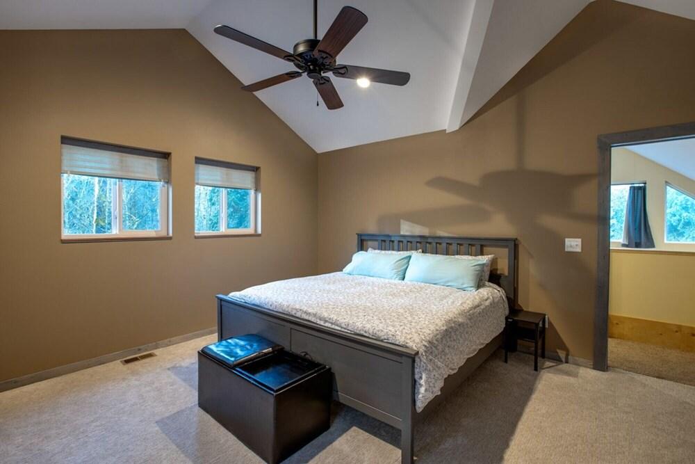 Mt Baker Lodging Cabin 2- Sleeps 8 Room