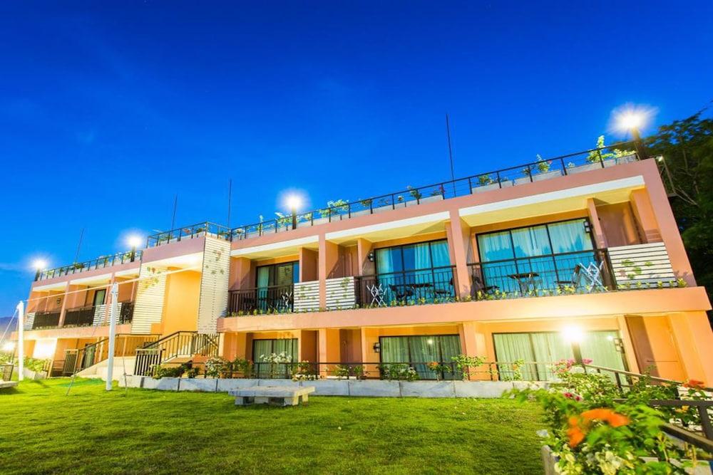 هوتل أون هيلتوب الصورة الأساسية