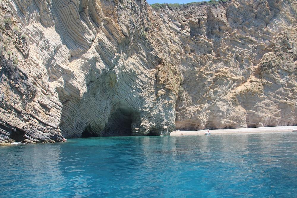 Sebastians Family Hotel & Taverna Beach