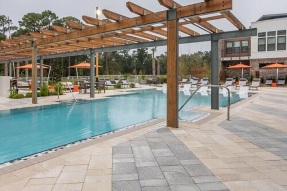 Baymeadows 2 BR Apt by Frontdesk Outdoor Pool