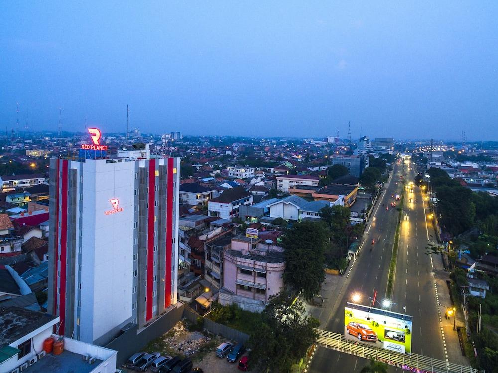 Red Planet Palembang Exterior