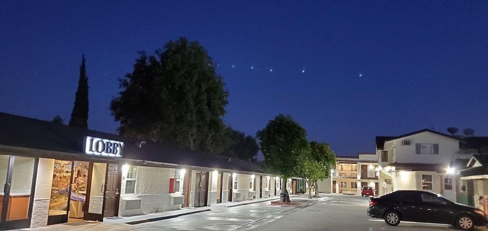 لو بلون إن آند سويتس