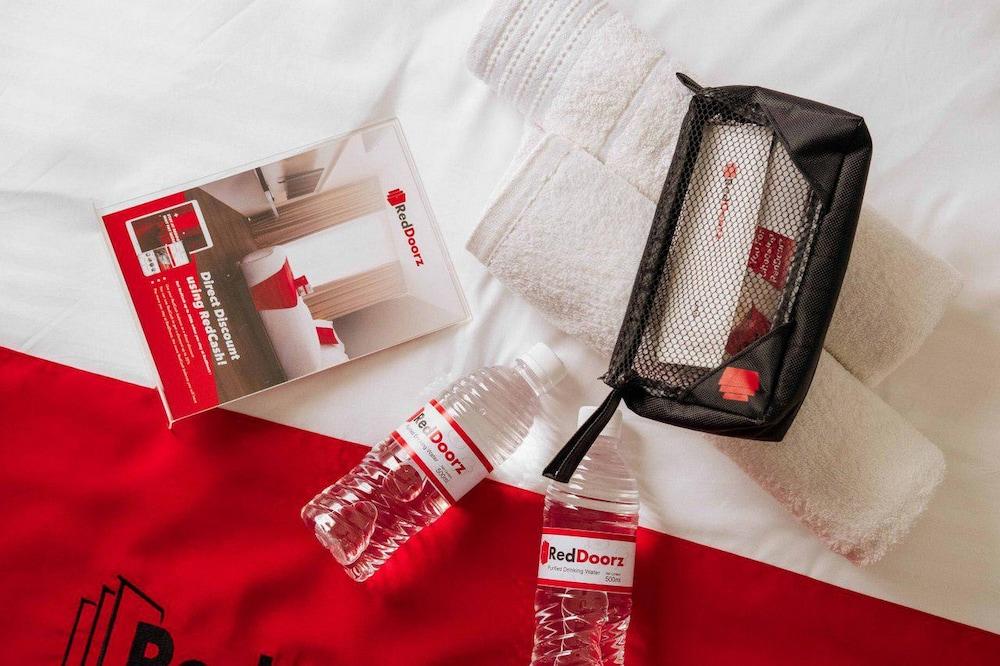 RedDoorz near Amazing Art Featured Image