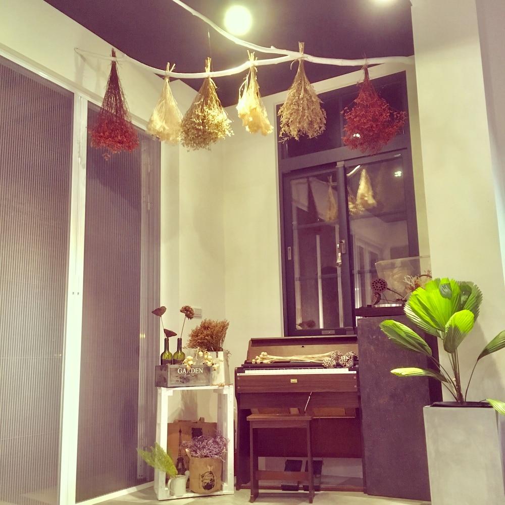 Instay Lobby Sitting Area