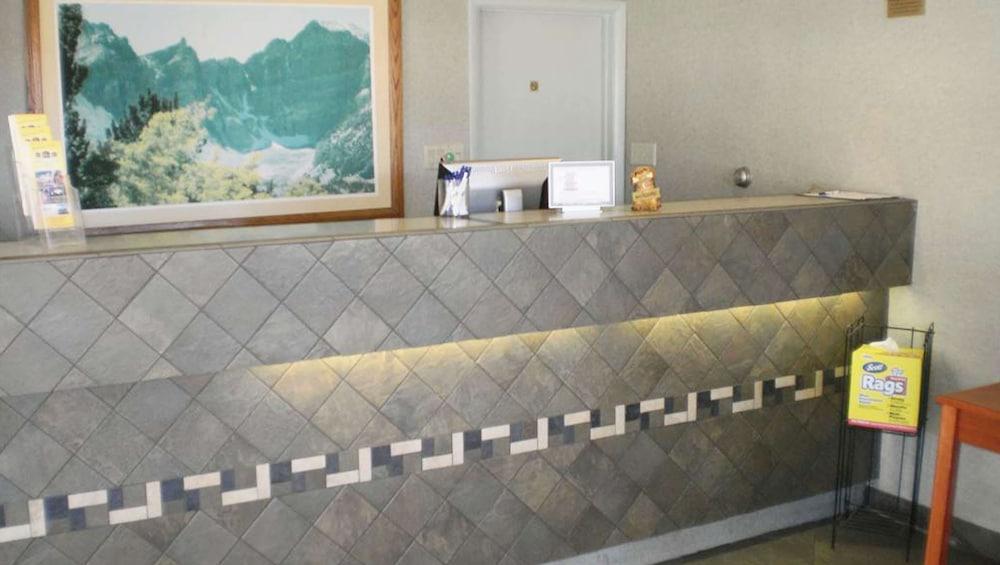 Magnuson Hotel Park Vue Lobby