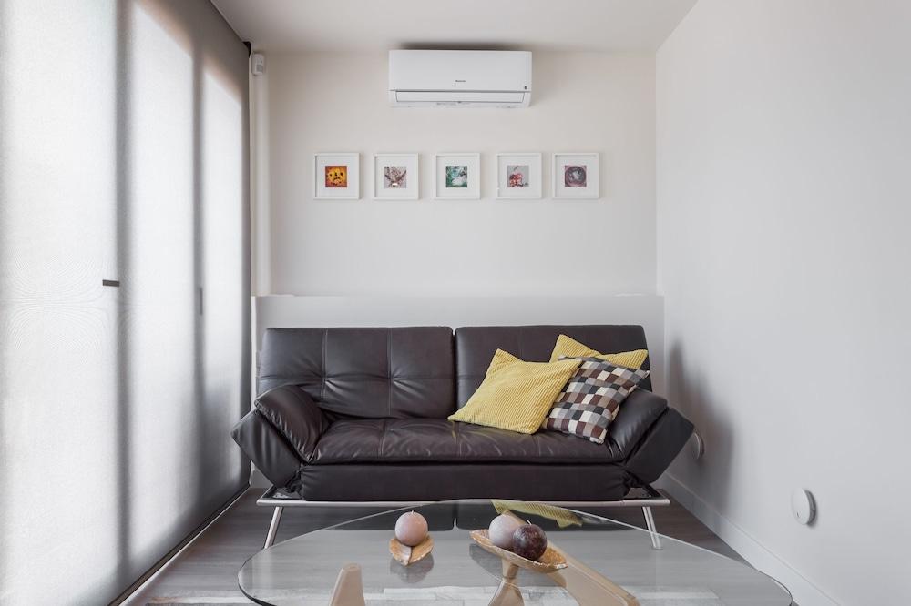 BCN Design Apartment with Portable Wifi Living Area
