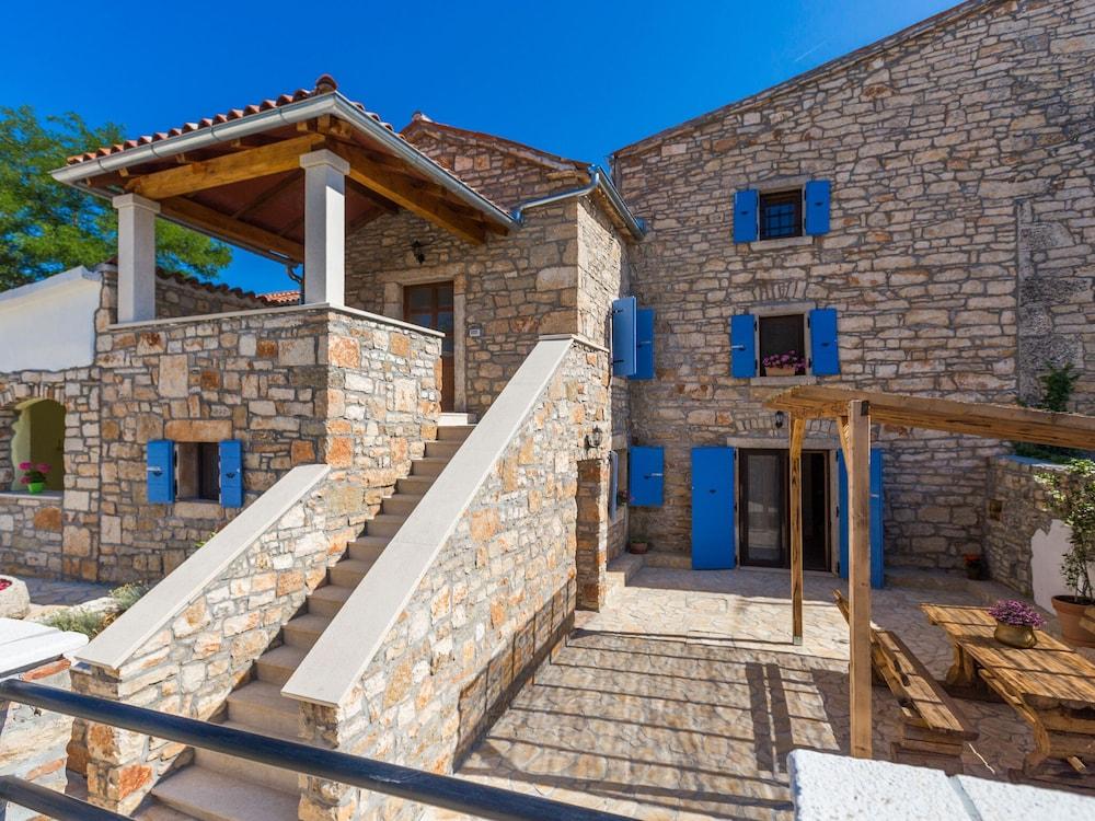 Modern Holiday Home in Baderna With Pool Exterior
