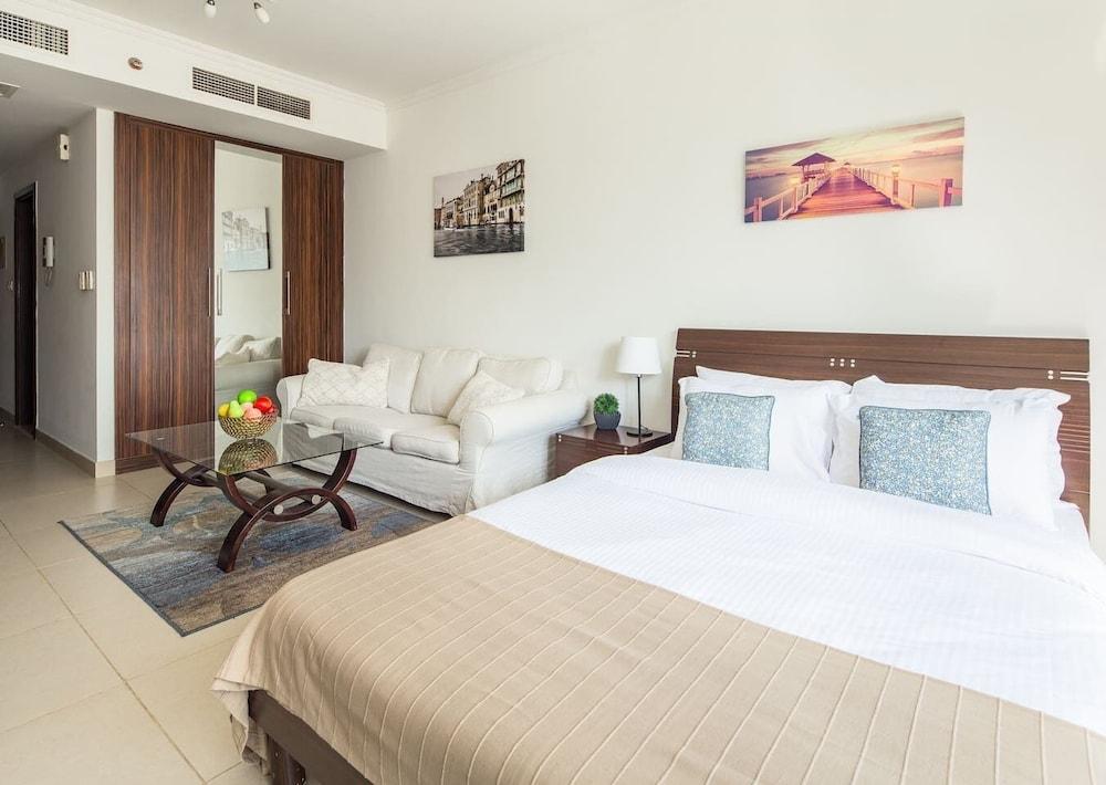 Spacious Studio in Heart of JLT Room