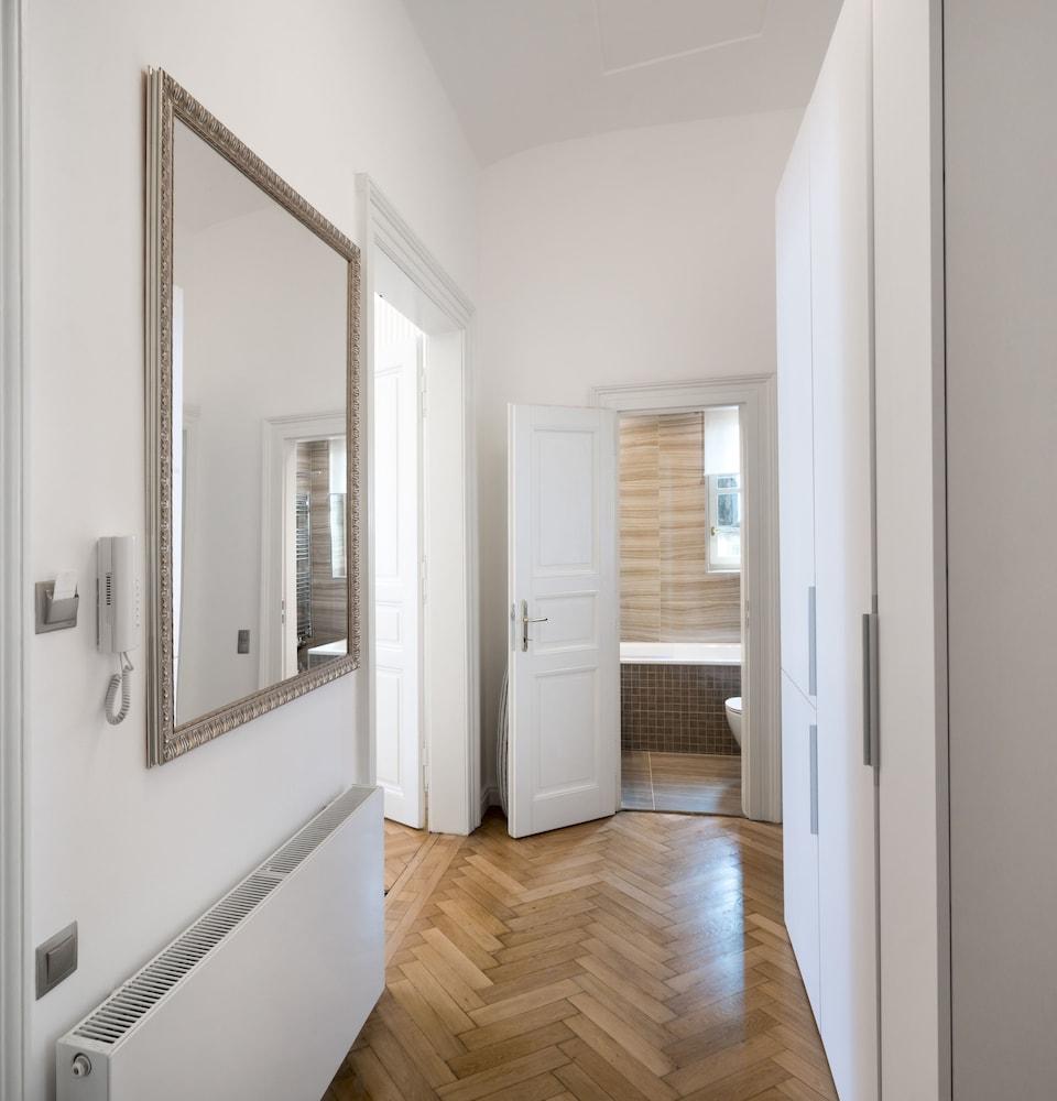 مورديكاي تويلف أبارتمنتس باي أدريز ليفينج غرفة