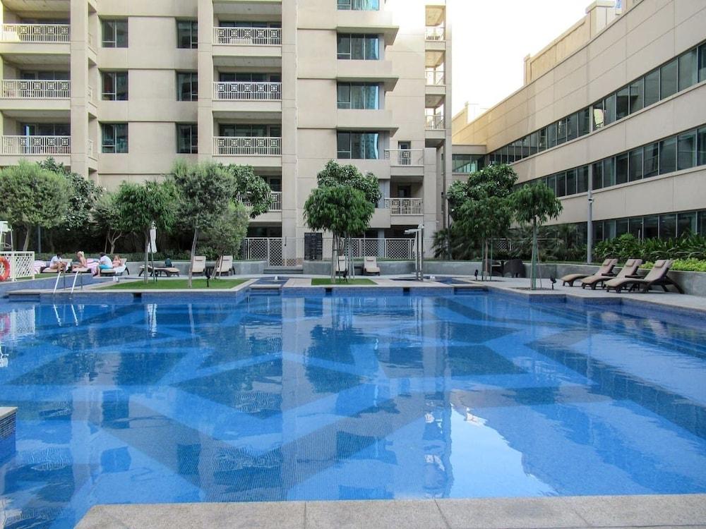 Spacious + Functional Studio Apt in Downtown Dubai Waterslide