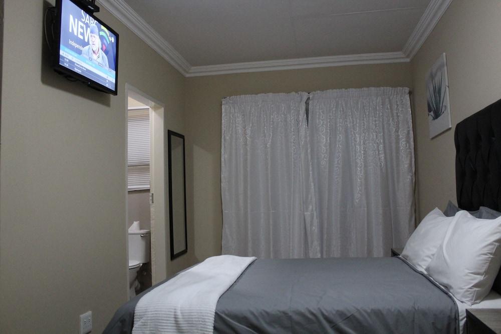 M n M Guest House in Polokwane Turfloop Room