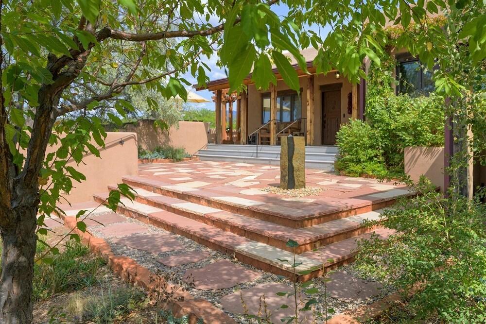 همينجبيرد سبيكتاكيولار فيوز، ستانينج إيست سايد هوم، ووك تو كانيون رود المنطقة المحيطة بالمنشأة