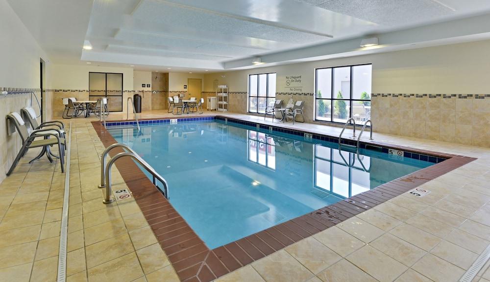 فيرفيلد إن آند سويتس باي ماريوت كورالفيل حمام سباحة مغطى