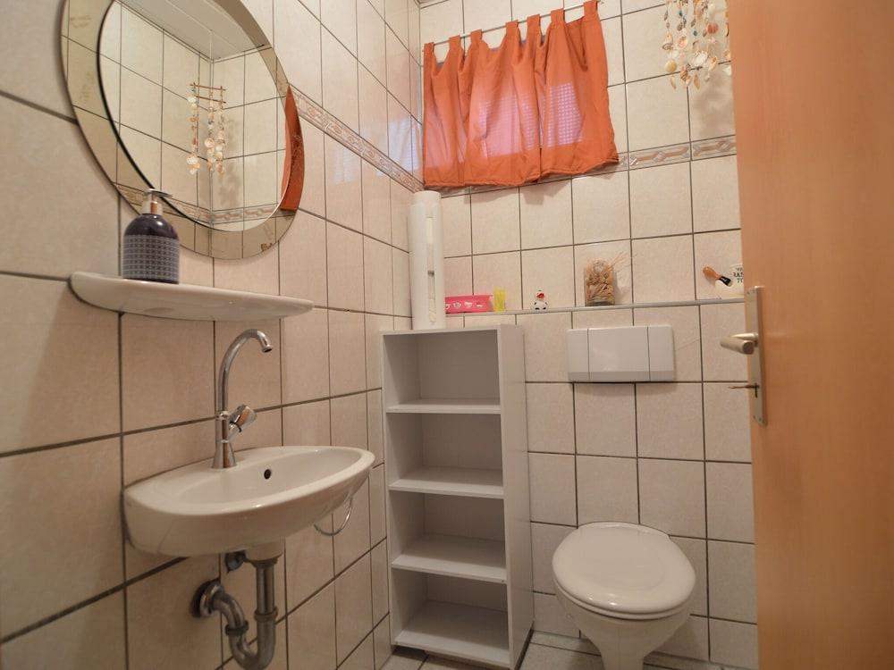 سنوج أبارتمنت إن فالكينشتاين نير فارم آند موسيام حمام