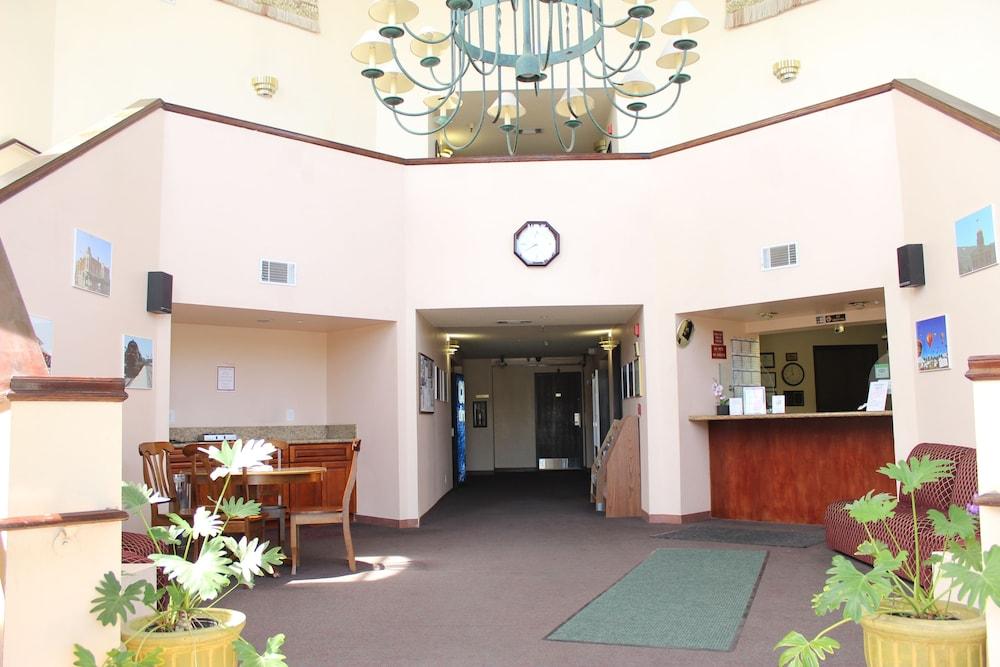 Ocean Gateway Inn Lobby