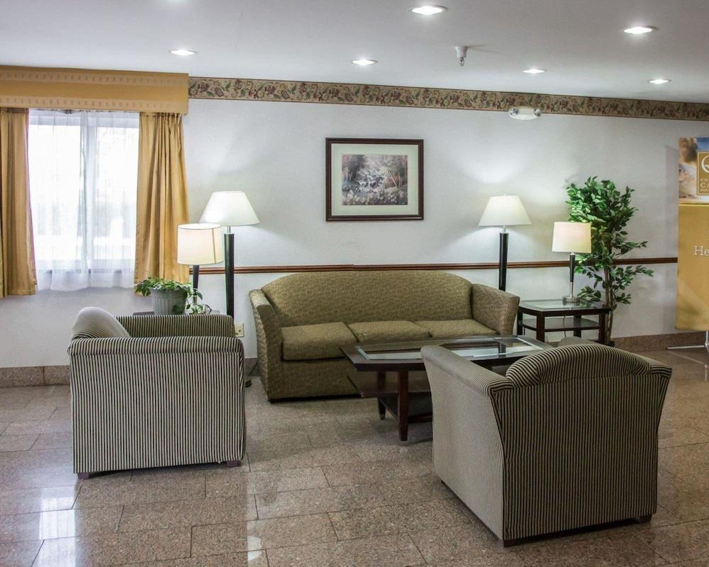 كواليتي إن آند سويتس لافز بارك نير روكفورد الردهة